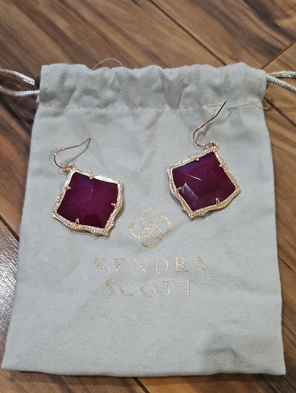 Kendra Scott Faceted Deep Pink/Plum Drop Earrings in Gold Frame
